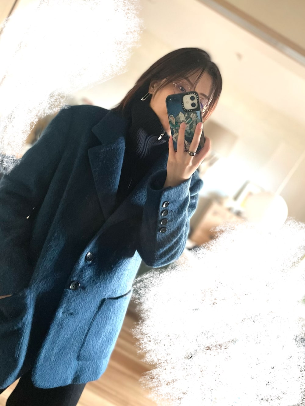 ブルー系のテーラードジャケット、ブラック系のパンツ、シルバー系のピアス（両耳用）を着用したレディースの春コーディネートの2枚目の写真