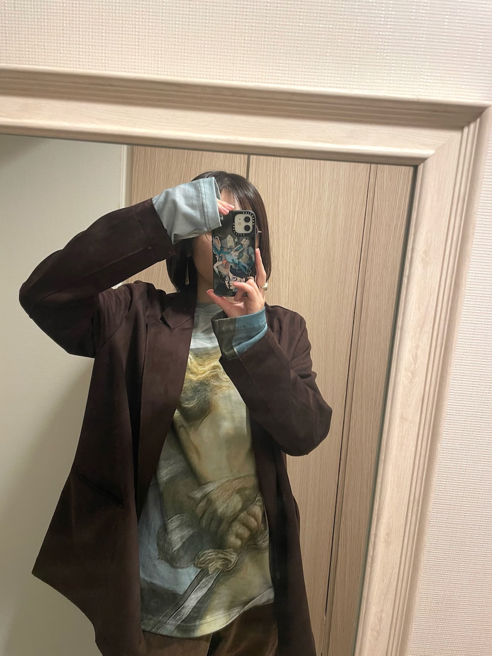 その他のTシャツ/カットソー、ブラウン系のパンツ、ブラウン系のテーラードジャケットを着用したレディースの冬コーディネートの2枚目の写真