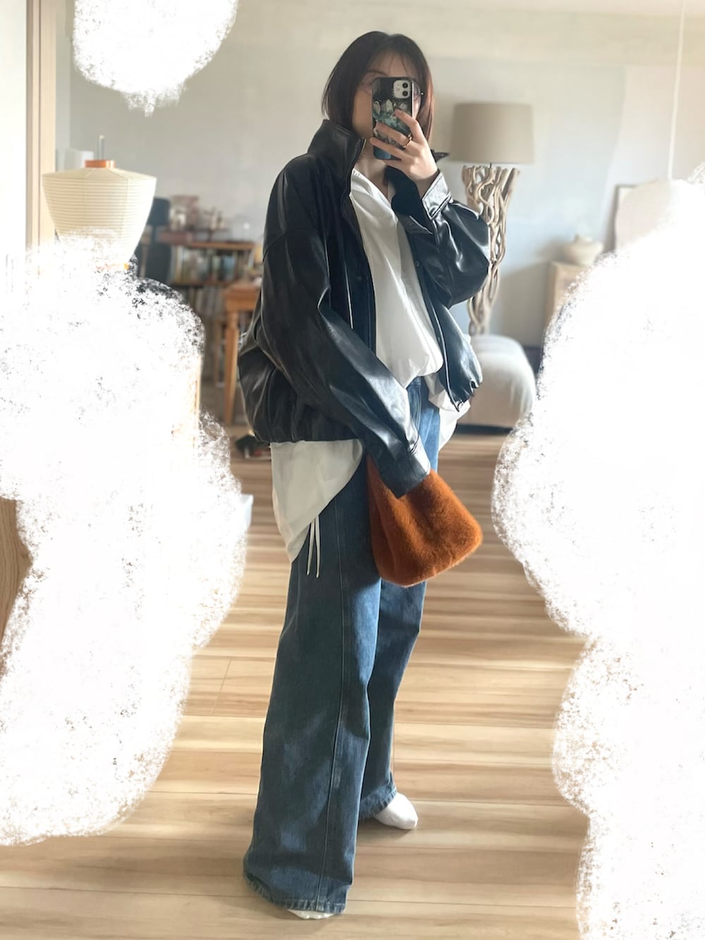 ホワイト系のシャツ/ブラウス、ブルー系のデニムパンツ、ブラウン系のバッグを着用したレディースの春コーディネートの3枚目の写真