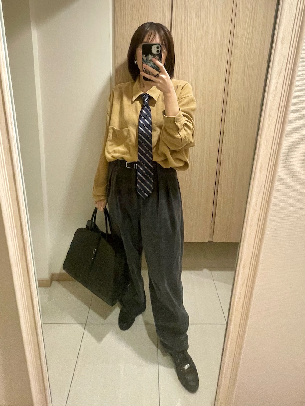 その他のネクタイ、グレー系のスラックス、ベージュ系のシャツ/ブラウスを着用したレディースの秋コーディネートの2枚目の写真