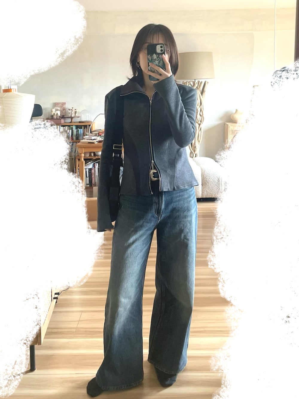 ブルー系のデニムパンツ、グレー系のカーディガン/ボレロ、ブラック系のバッグを着用したレディースの春コーディネートの4枚目の写真