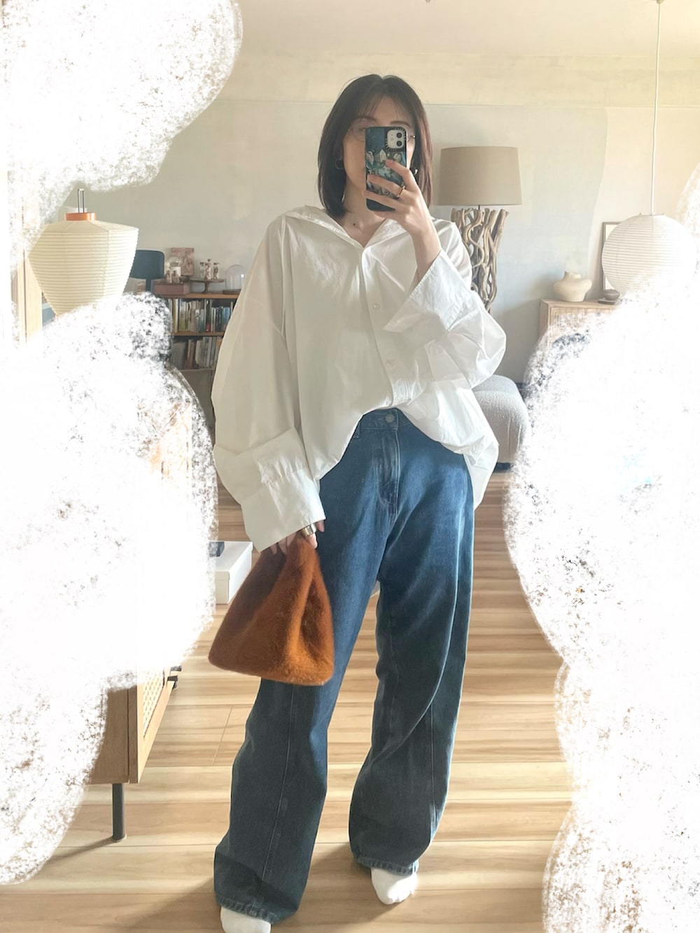 ホワイト系のシャツ/ブラウス、ブルー系のデニムパンツ、ブラウン系のバッグを着用したレディースの春コーディネートの2枚目の写真
