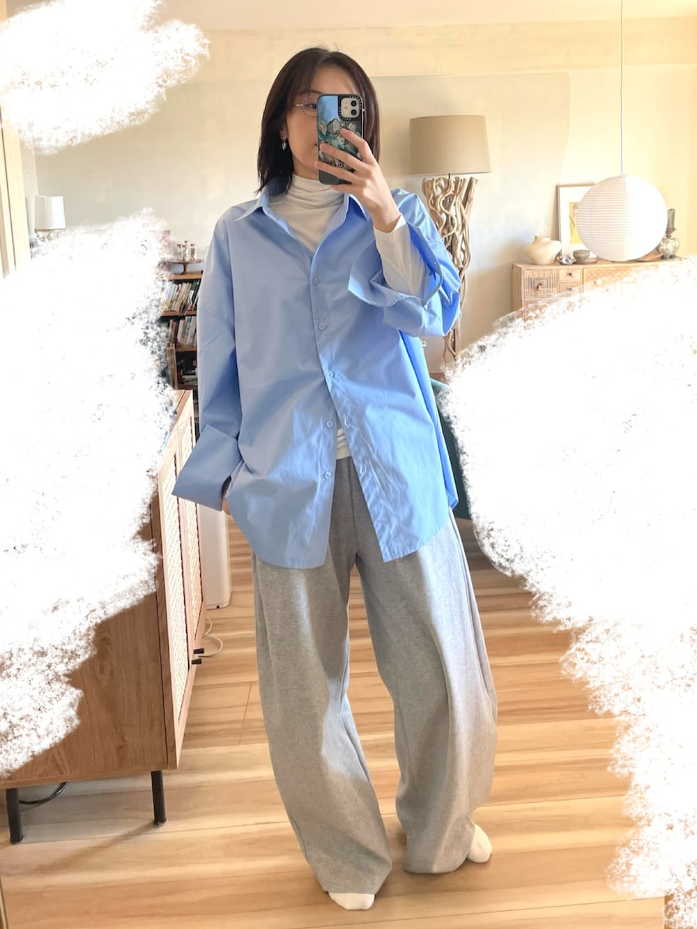 ブルー系のシャツ/ブラウス、グレー系のスウェットパンツ、ホワイト系のシャツ/ブラウスを着用したレディースの春コーディネートの2枚目の写真