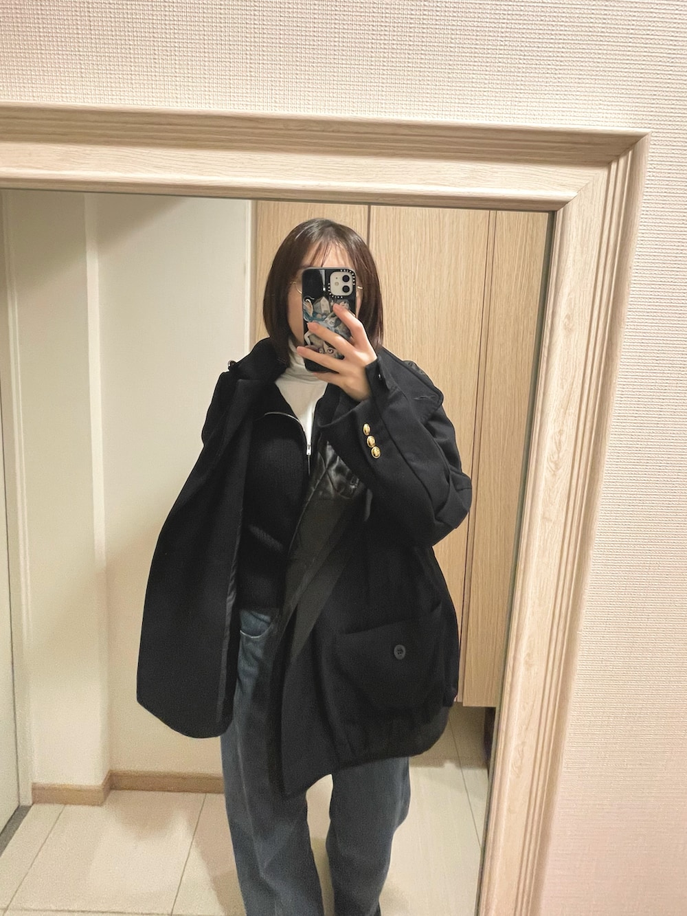 ブルー系のジャケット/アウター、ブルー系のデニムパンツ、ブラック系のベルトを着用したレディースの冬コーディネートの2枚目の写真