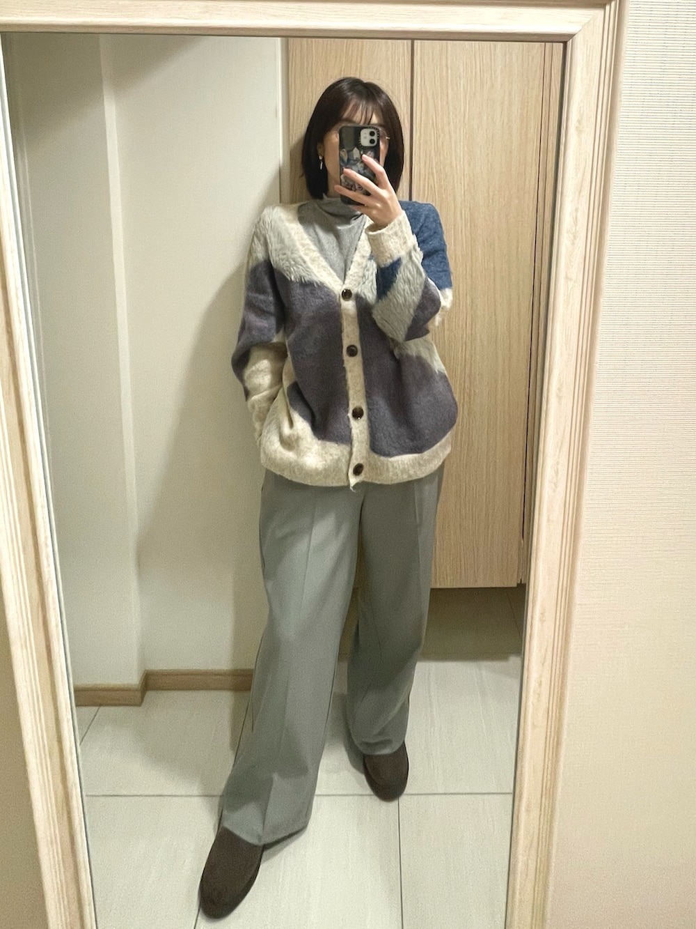 グレー系のジャケット/アウターを着用したレディースの冬コーディネートの2枚目の写真