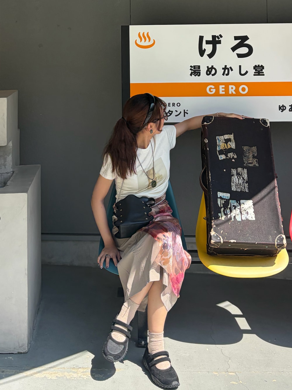 イエロー系のTシャツ/カットソー、ブラック系のショルダーバッグを着用したレディースの夏コーディネートの3枚目の写真