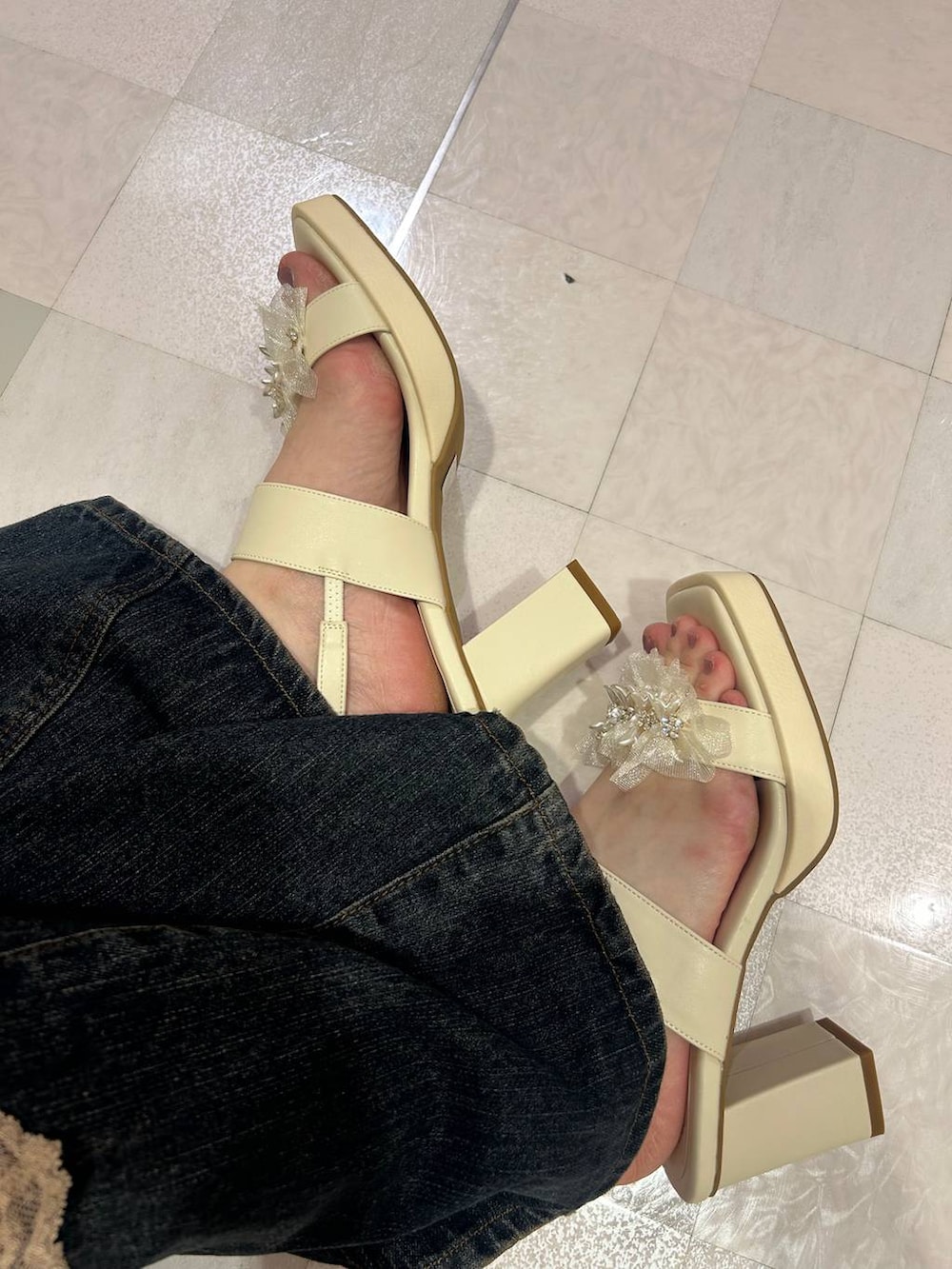 ベージュ系のサンダルを着用したレディースの夏コーディネートの5枚目の写真