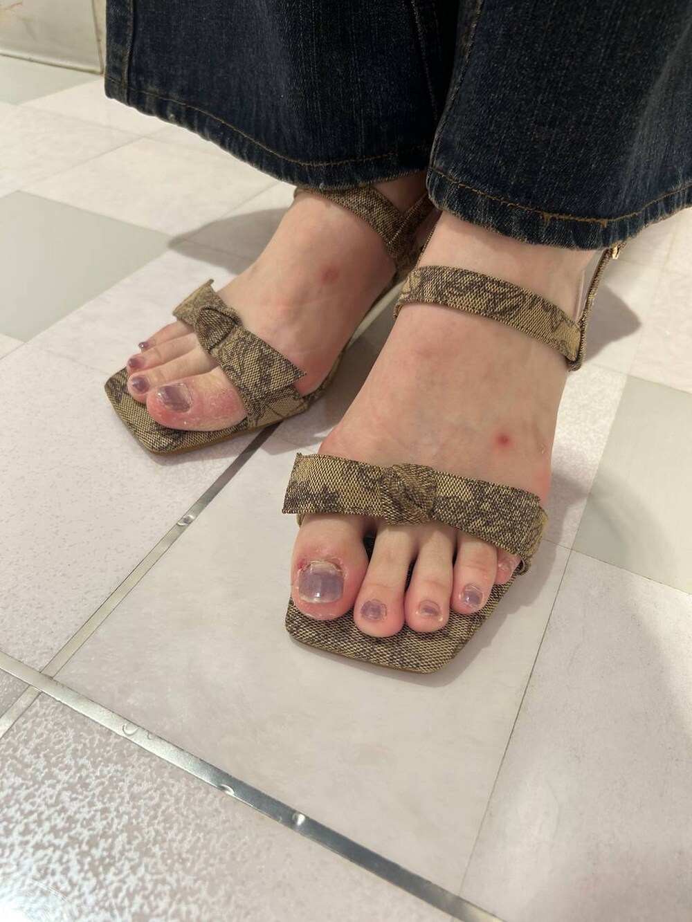 ブラウン系のサンダルを着用したレディースの夏コーディネートの3枚目の写真