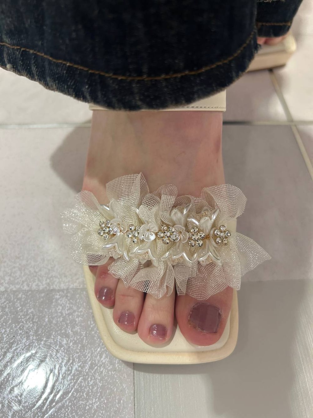 ベージュ系のサンダルを着用したレディースの夏コーディネートの4枚目の写真