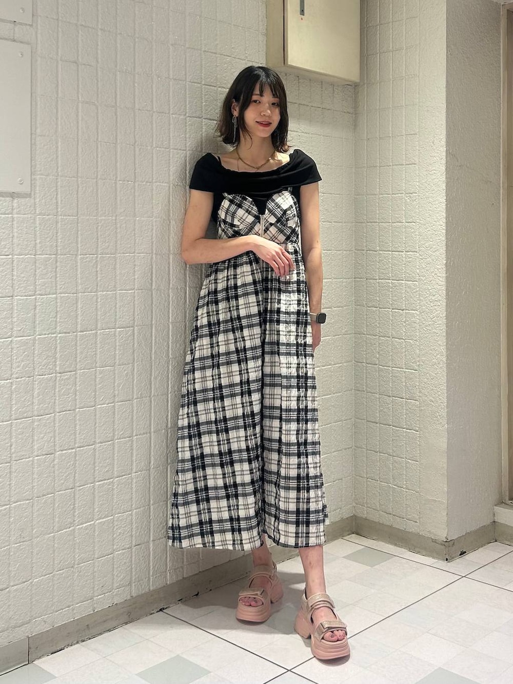 「サンダル、厚底、厚底サンダル、差し色コーデ、カジュアル、大人カジュアル、スポーツサンダル、スポサン、高身長、個性派、ORiental TRaffic、WA ORiental TRaffic」｜「ORiental TRafficの2025春夏新作 スパンコール厚底サンダル/56203（サンダル、ピンク系）」を使った、moekaさん（レディース・174cm）の夏コーディネートの2枚目の写真