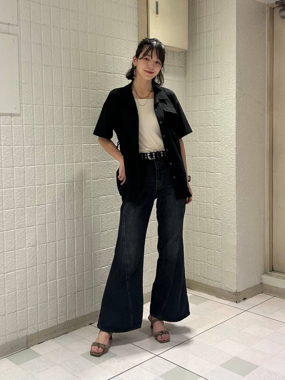 ブラウン系のサンダルを着用したレディースの夏コーディネートの2枚目の写真