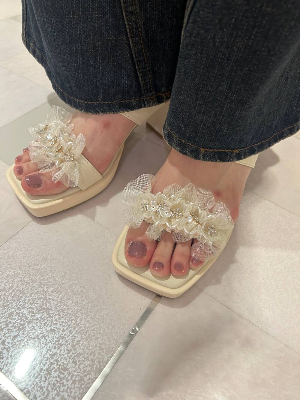 ベージュ系のサンダルを着用したレディースの夏コーディネートの3枚目の写真