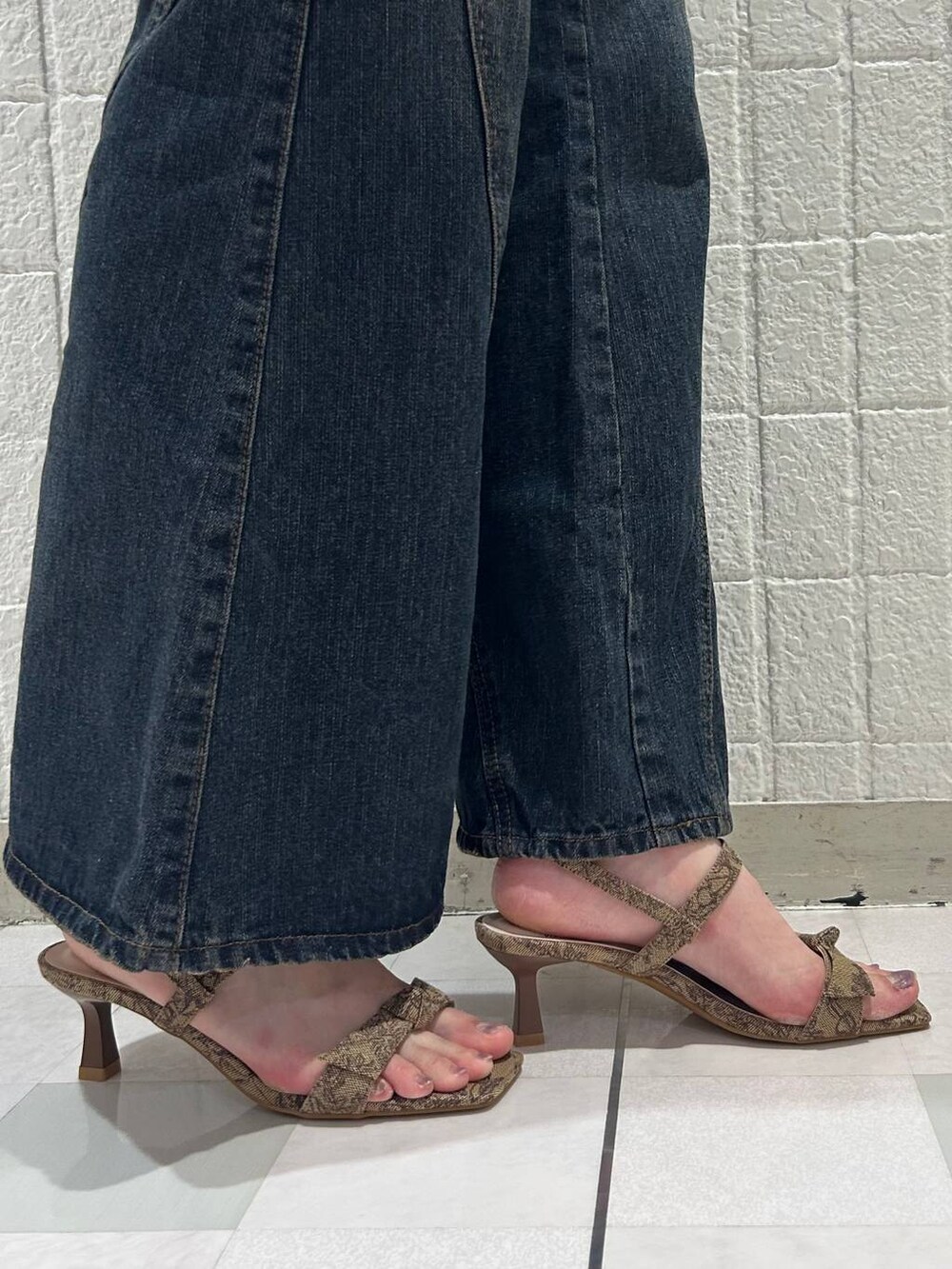 ブラウン系のサンダルを着用したレディースの夏コーディネートの4枚目の写真