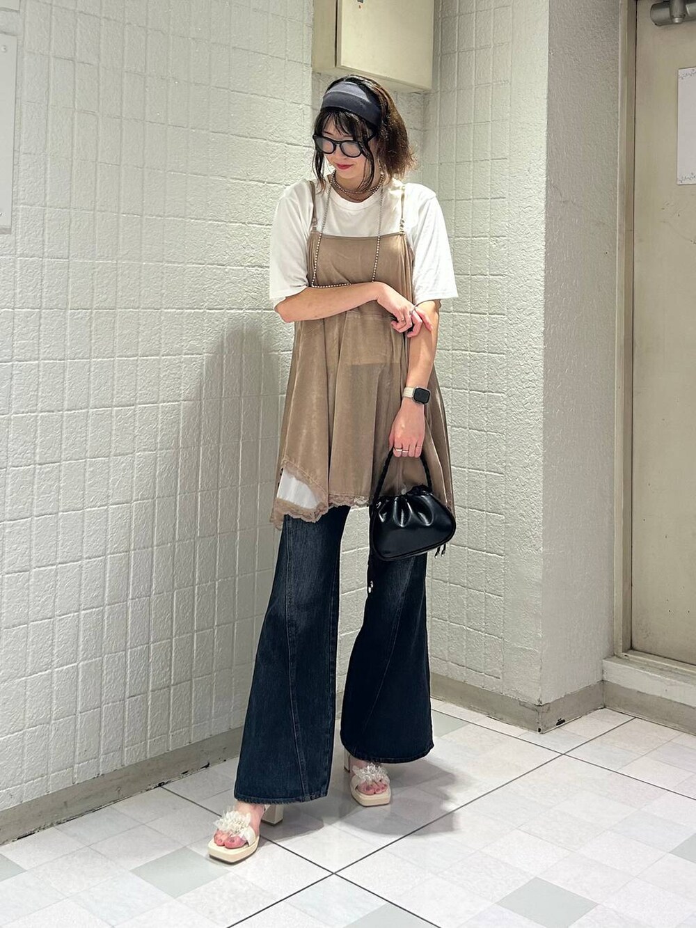 ベージュ系のサンダルを着用したレディースの夏コーディネートの2枚目の写真