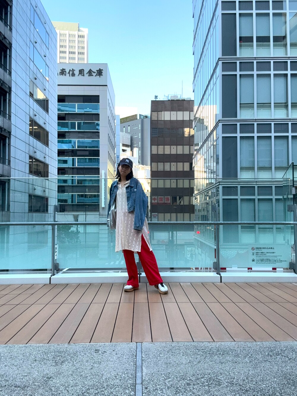 レッド系のその他パンツ、ベージュ系のワンピース、グレー系のスニーカーを着用したレディースの夏コーディネートの2枚目の写真