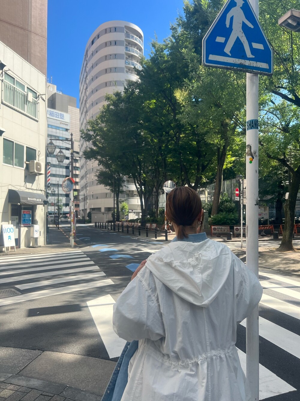 「デニムシャツ、アングリッド、Ungrid、ベロア、ベロアスカート、ミリタリーコート、レイヤードスタイル、大人女子、休日コーデ、スカート」｜「Ungridのフィットベロアスカート（スカート、ブラック系）」を使った、山本泰羽さん（レディース・162cm）の秋コーディネートの7枚目の写真