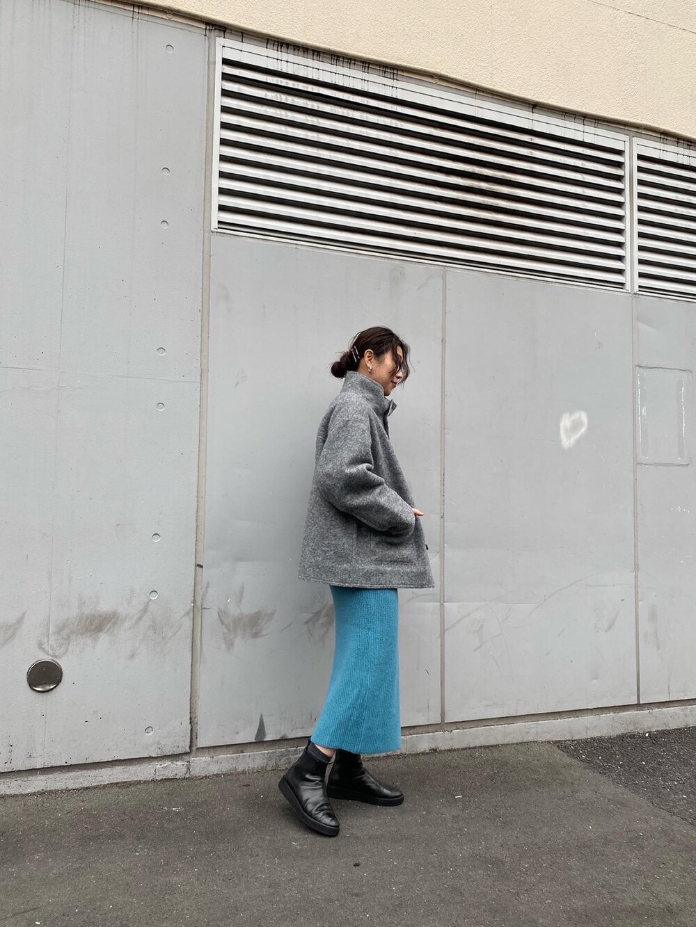 ブルー系のワンピース、ブラック系のクラッチバッグを着用したレディースの秋コーディネートの3枚目の写真