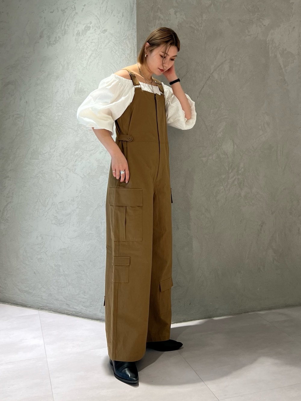 ホワイト系のシャツ/ブラウスを着用したレディースの春コーディネートの3枚目の写真