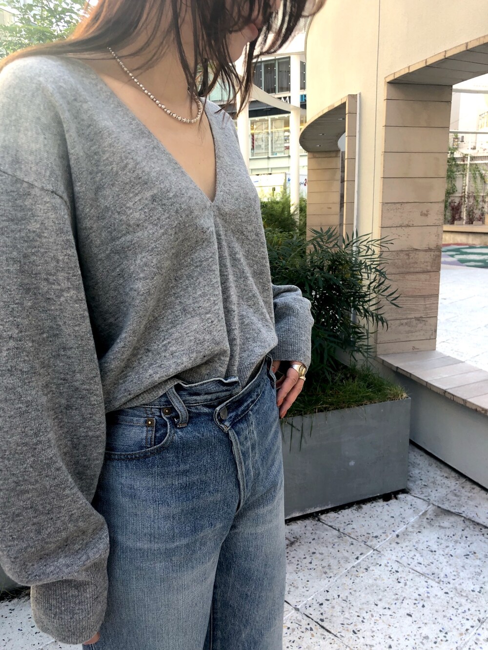 グレー系のニット/セーター、ブルー系のデニムパンツ、グレー系のニット/セーターを着用したレディースの冬コーディネートの2枚目の写真