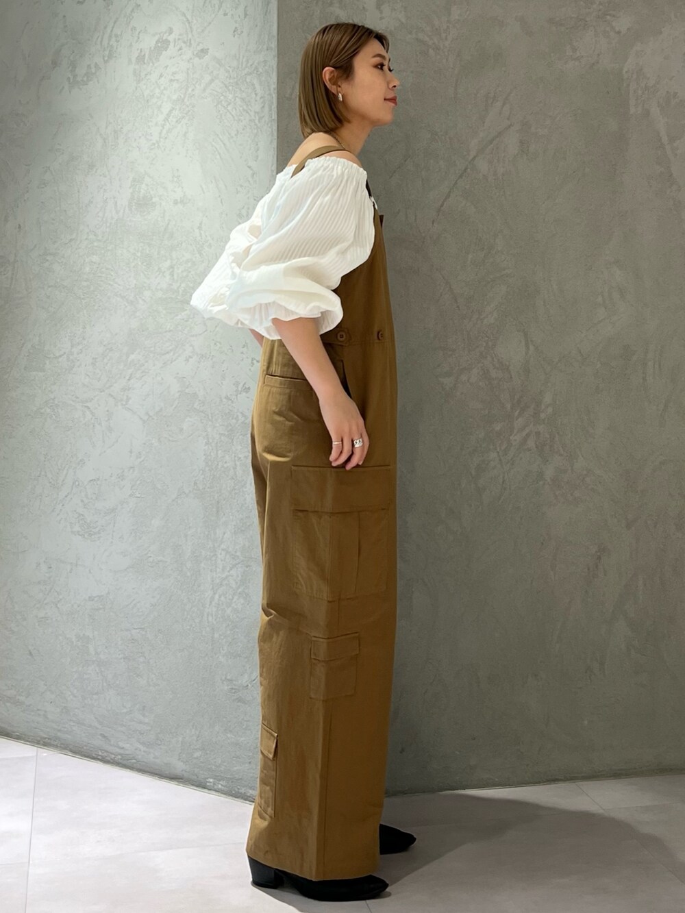 ホワイト系のシャツ/ブラウスを着用したレディースの春コーディネートの2枚目の写真