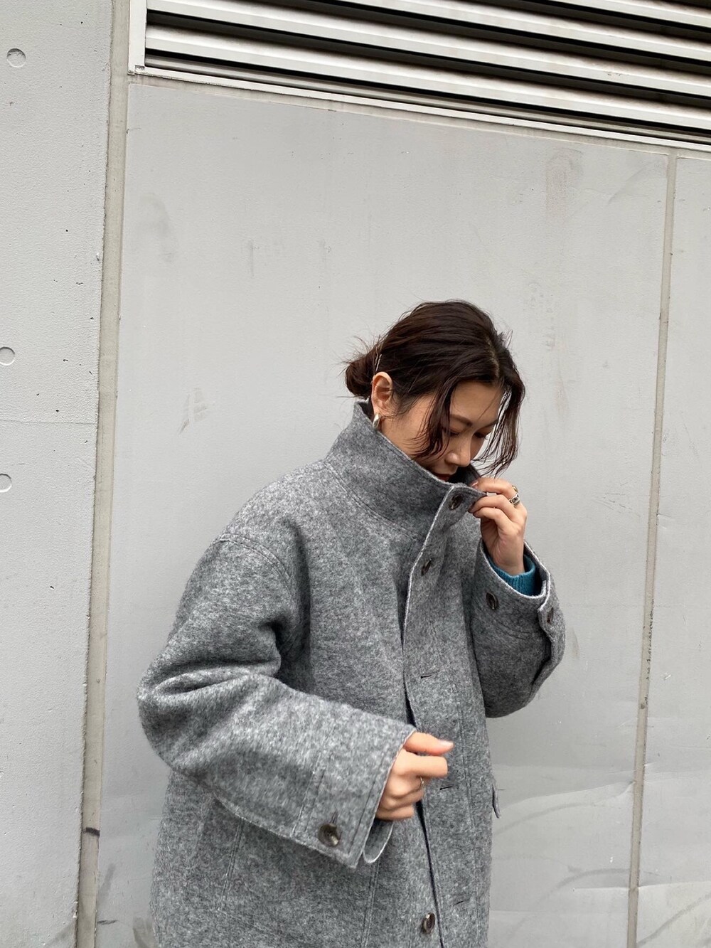 ブルー系のワンピース、ブラック系のクラッチバッグを着用したレディースの秋コーディネートの4枚目の写真