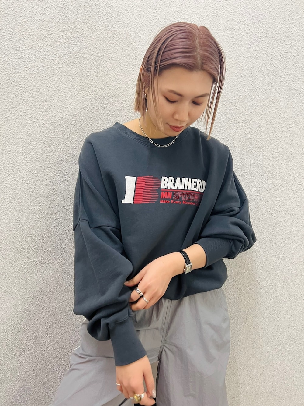 グレー系のスウェット、ブルー系のその他パンツを着用したレディースの冬コーディネートの5枚目の写真