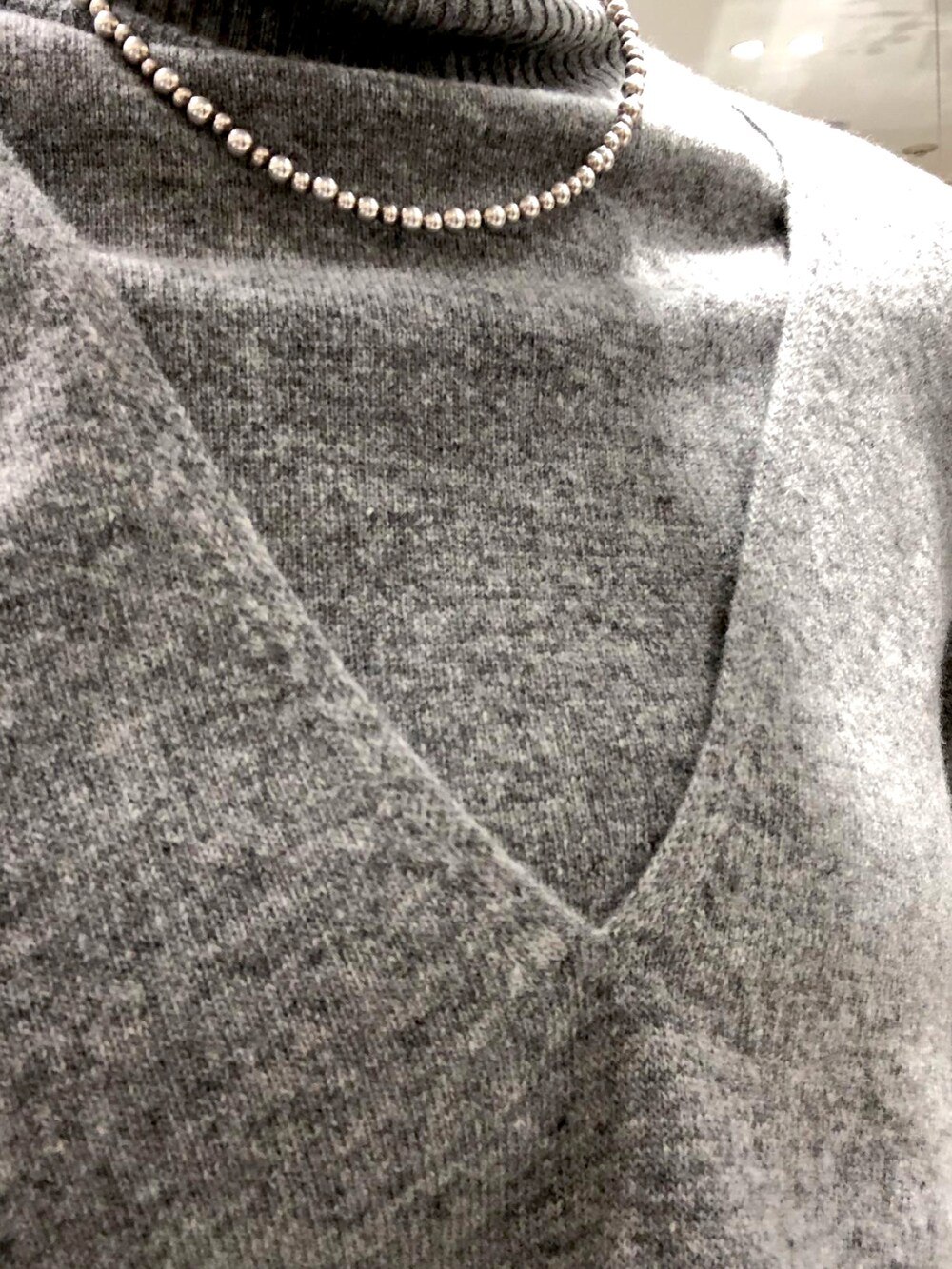 グレー系のニット/セーター、ブルー系のデニムパンツ、グレー系のニット/セーターを着用したレディースの冬コーディネートの3枚目の写真