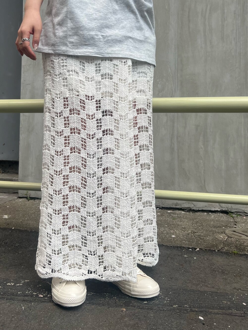 ベージュ系のトレンチコート、ホワイト系のTシャツ/カットソー、ホワイト系のスカートを着用したレディースの春コーディネートの6枚目の写真