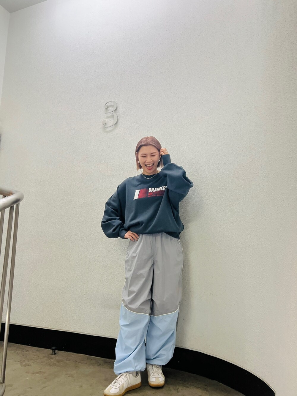 グレー系のスウェット、ブルー系のその他パンツを着用したレディースの冬コーディネートの4枚目の写真