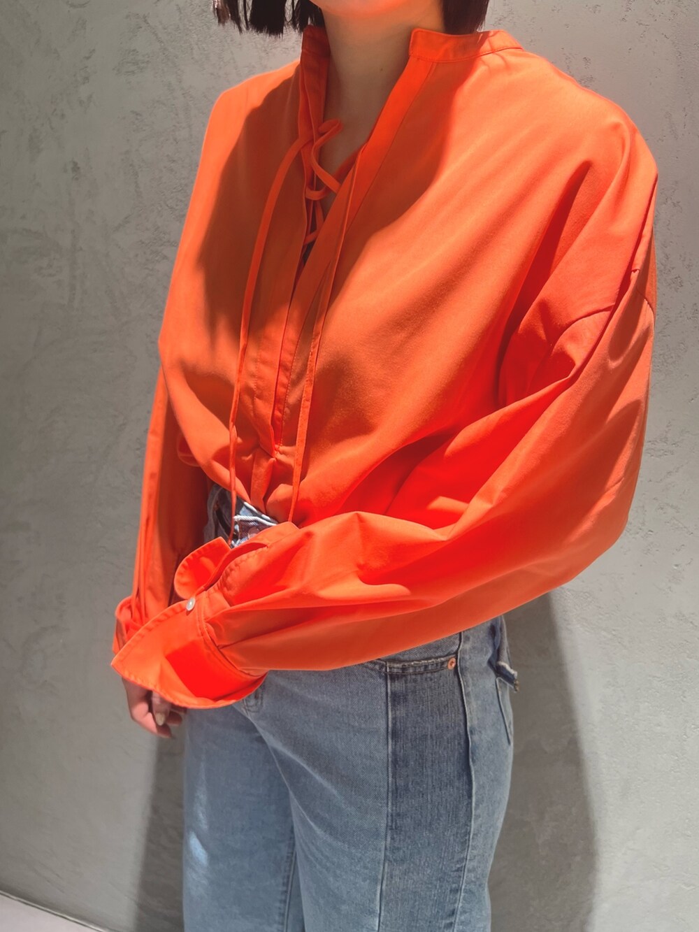 ブラック系のシャツ/ブラウス、ブルー系のデニムパンツ、ホワイト系のサンダルを着用したレディースの春コーディネートの3枚目の写真