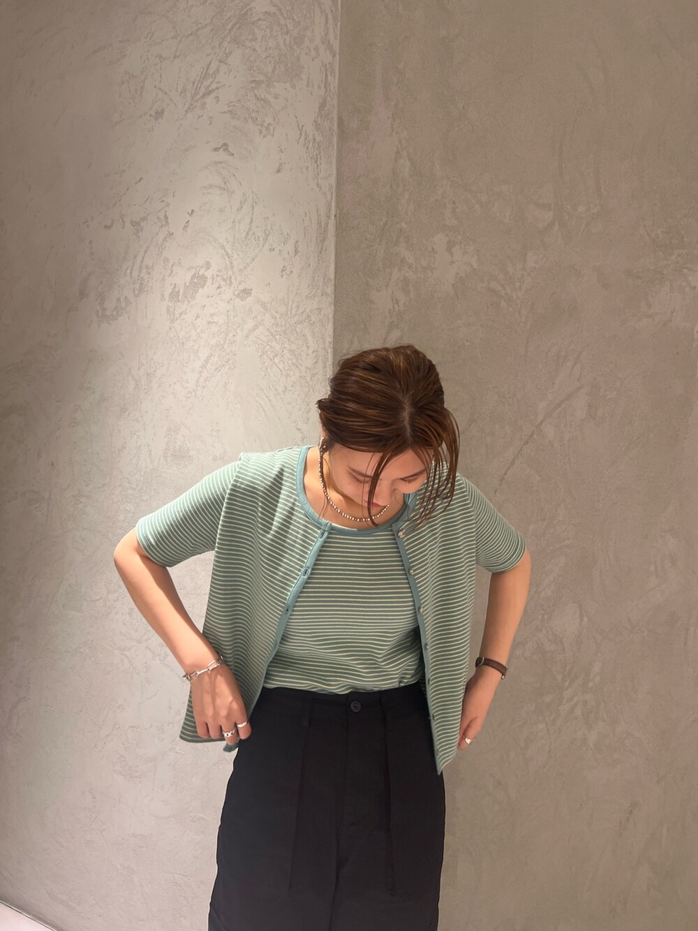 ブラック系のカーゴパンツ、イエロー系のキャミソールを着用したレディースの夏コーディネートの3枚目の写真