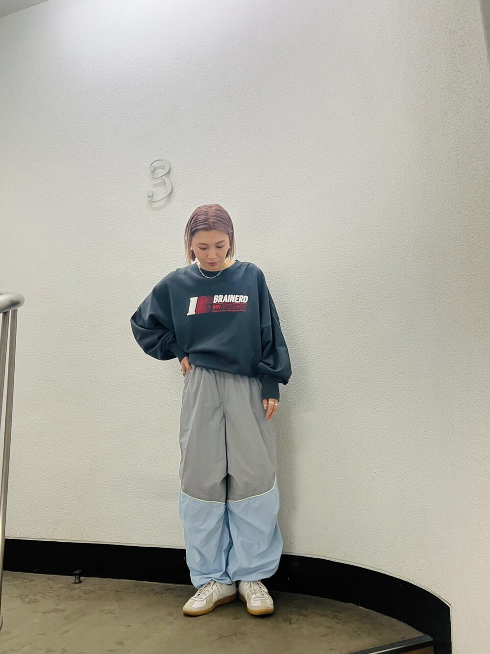 グレー系のスウェット、ブルー系のその他パンツを着用したレディースの冬コーディネートの3枚目の写真