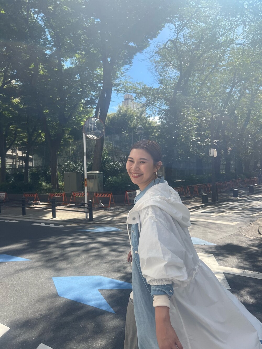 「デニムシャツ、アングリッド、Ungrid、ベロア、ベロアスカート、ミリタリーコート、レイヤードスタイル、大人女子、休日コーデ、スカート」｜「Ungridのフィットベロアスカート（スカート、ブラック系）」を使った、山本泰羽さん（レディース・162cm）の秋コーディネートの9枚目の写真