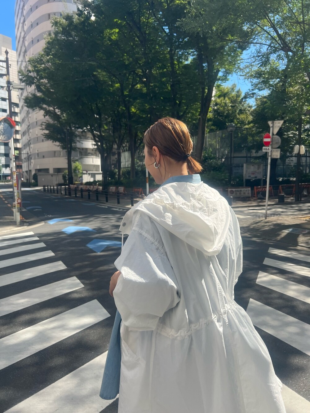 「デニムシャツ、アングリッド、Ungrid、ベロア、ベロアスカート、ミリタリーコート、レイヤードスタイル、大人女子、休日コーデ、スカート」｜「Ungridのフィットベロアスカート（スカート、ブラック系）」を使った、山本泰羽さん（レディース・162cm）の秋コーディネートの8枚目の写真