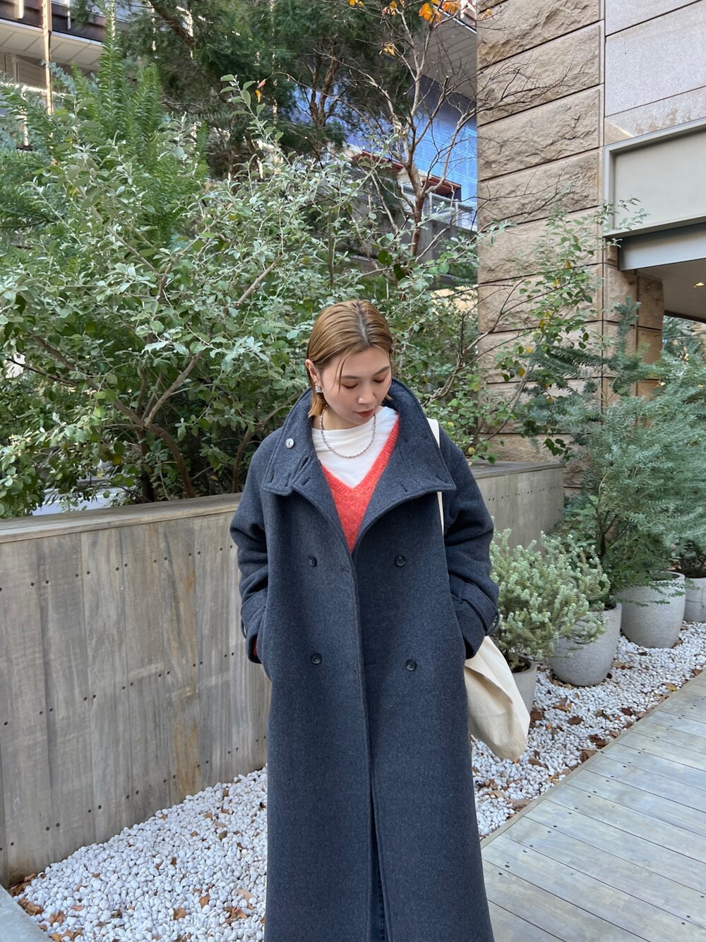 グレー系のその他アウター、ブルー系のデニムパンツ、ブラック系のブーツを着用したレディースの冬コーディネートの5枚目の写真