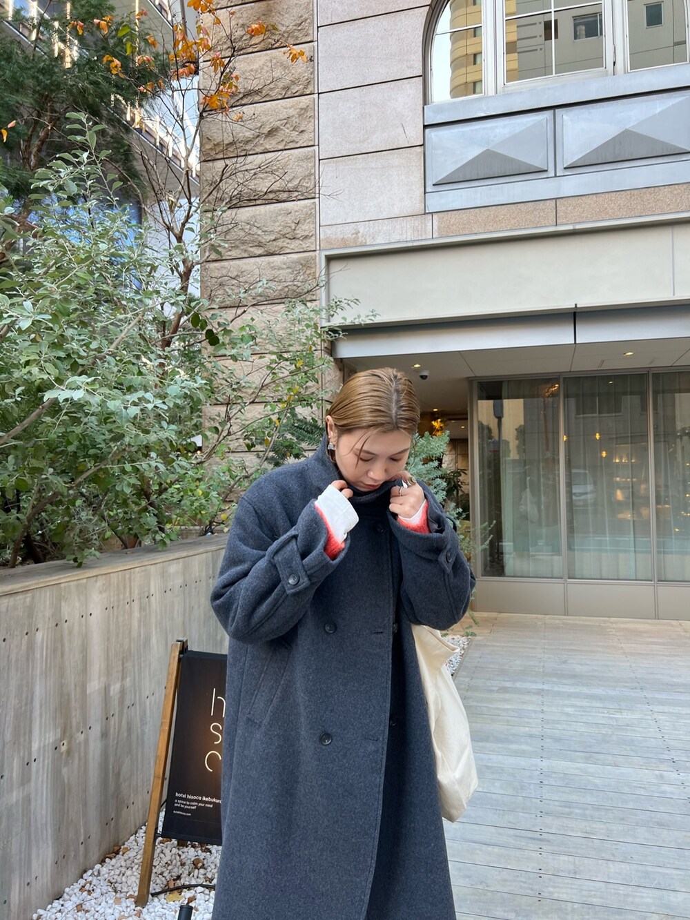 グレー系のその他アウター、ブルー系のデニムパンツ、ブラック系のブーツを着用したレディースの冬コーディネートの3枚目の写真