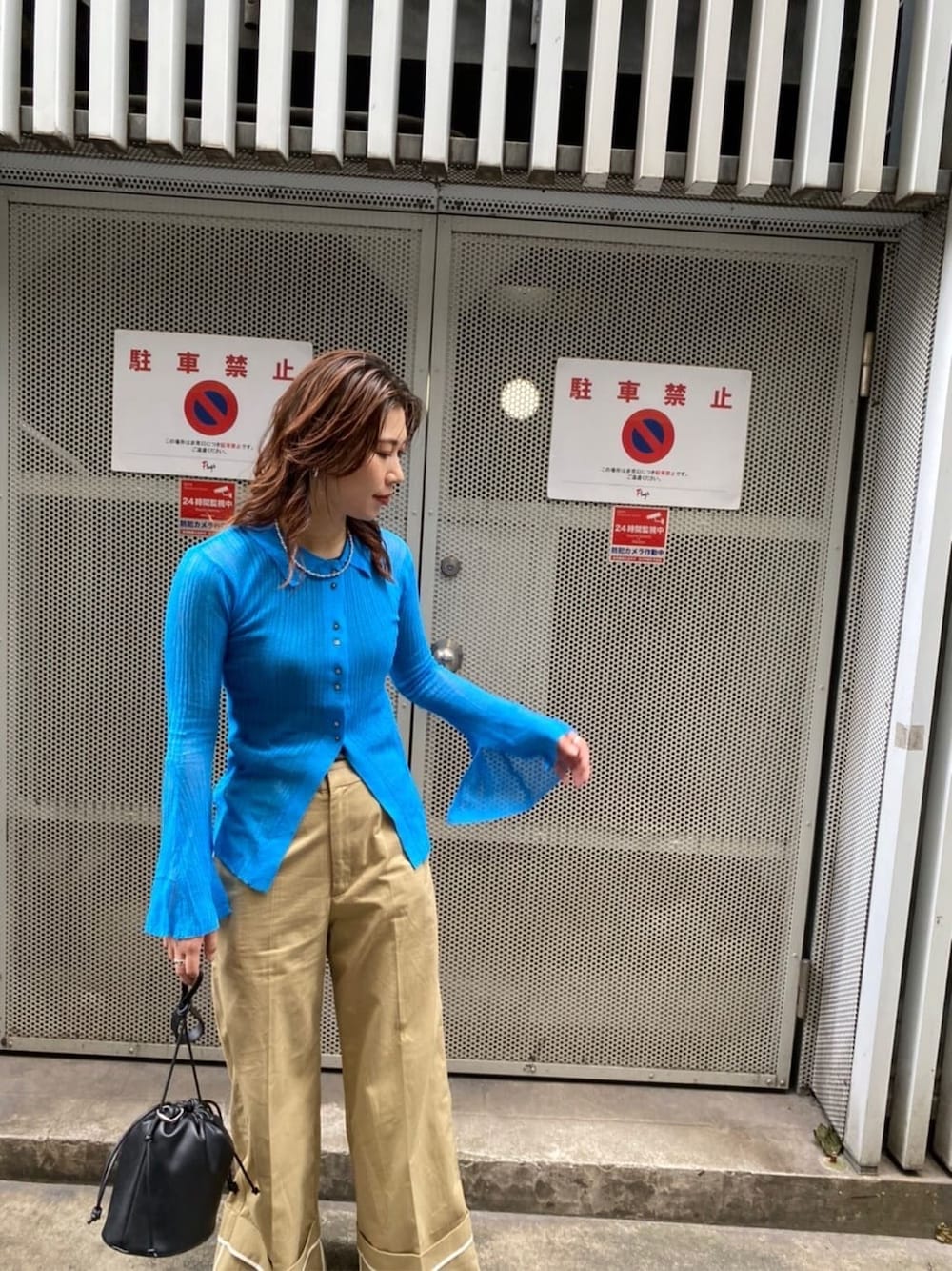 ブラウン系のチノパンツ、ブルー系のカーディガン/ボレロを着用したレディースの夏コーディネートの2枚目の写真