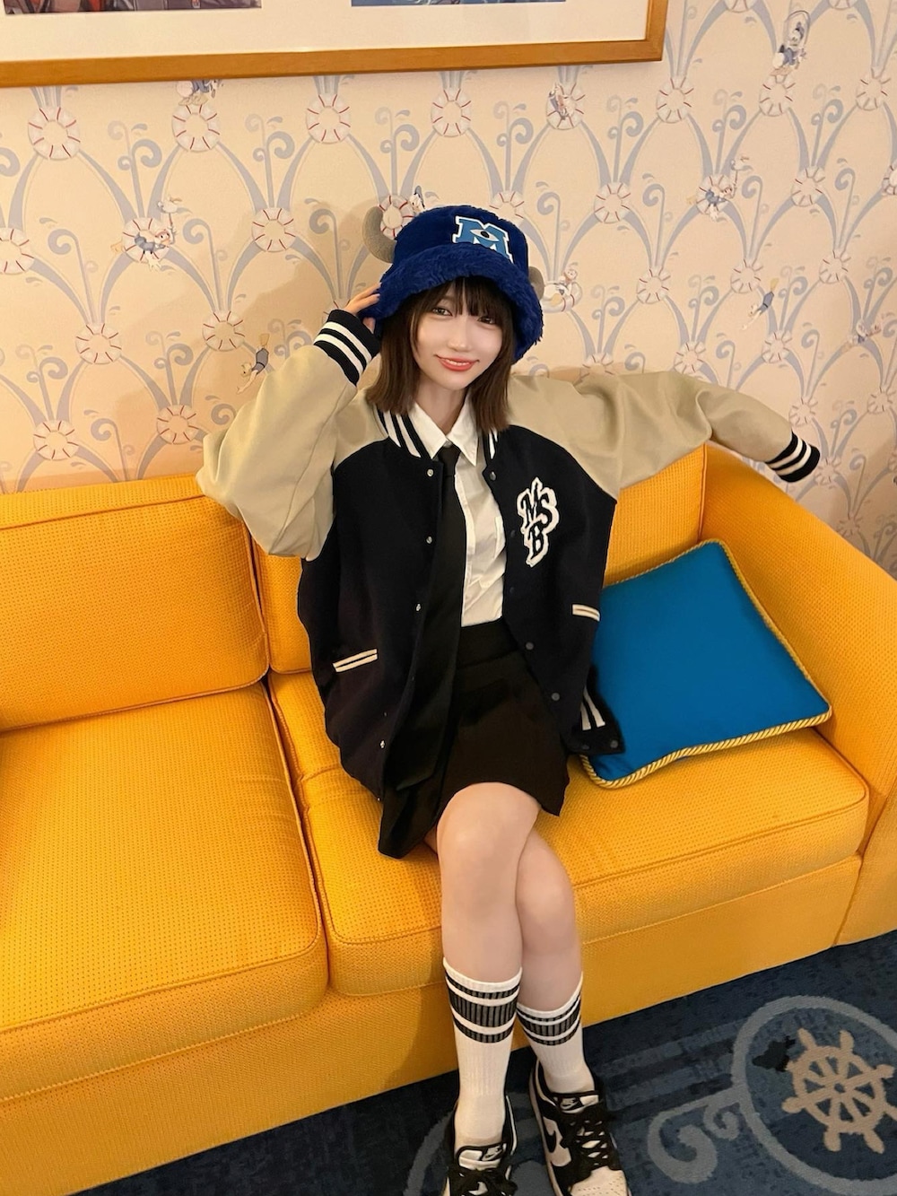 ブラック系のショルダーバッグ、ブラック系のネクタイ、ブラック系のスカートを着用したレディースの冬コーディネートの2枚目の写真