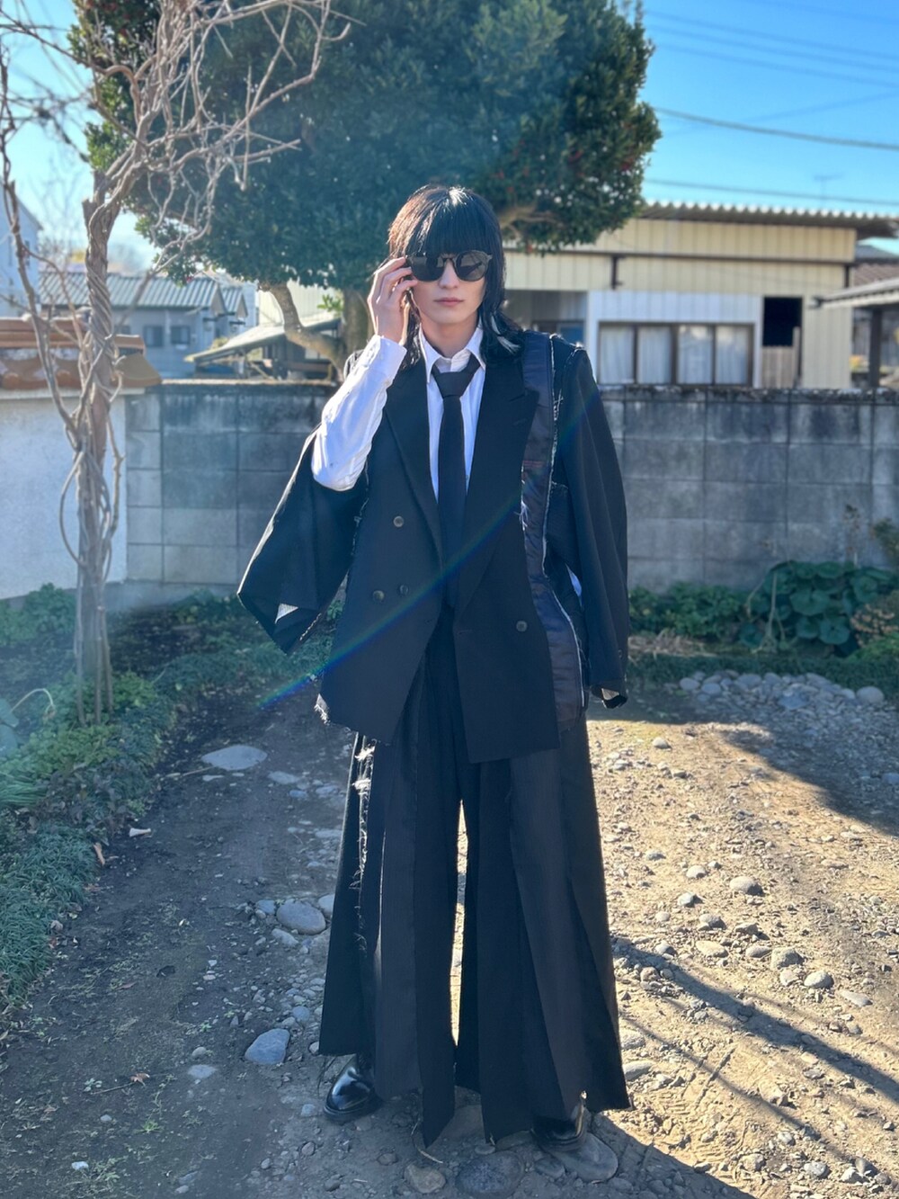 ブラック系のジャケット/アウター、ブラック系のパンツを着用したメンズの冬コーディネートの2枚目の写真