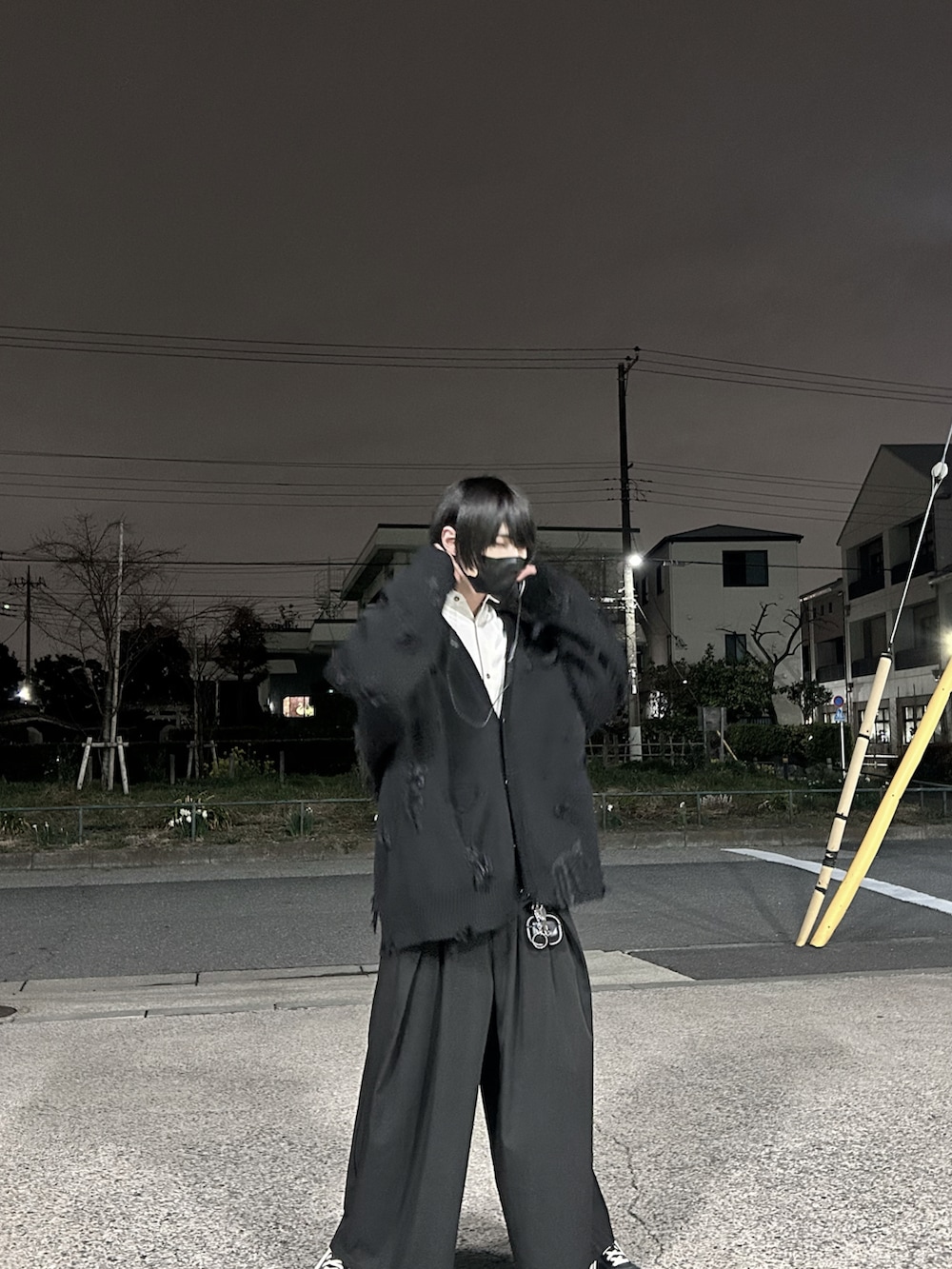 ブラック系のカーディガン/ボレロ、ブラック系のその他パンツを着用したメンズの冬コーディネートの2枚目の写真