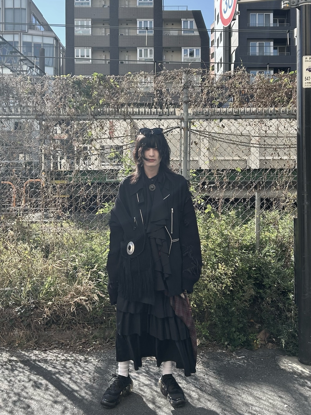 ブラック系のスニーカー、ブラック系のスカート、ブラック系のサングラスを着用したメンズの冬コーディネートの2枚目の写真