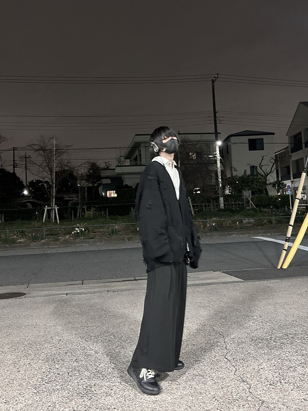 ブラック系のカーディガン/ボレロ、ブラック系のその他パンツを着用したメンズの冬コーディネートの3枚目の写真