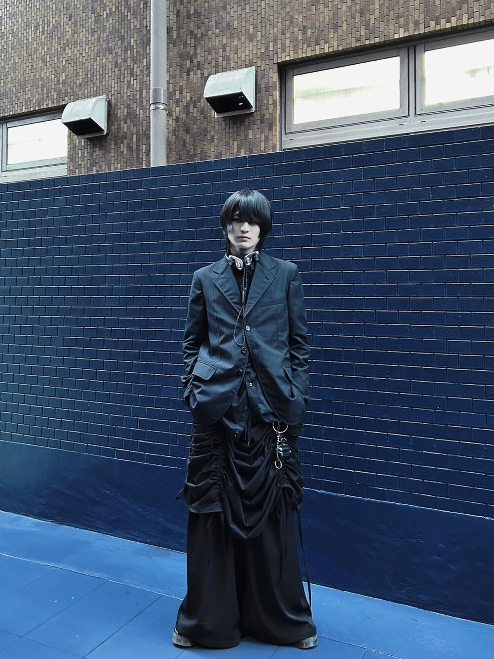 ブラック系のブーツ、ブラック系のスカート、ブラック系のその他パンツを着用したメンズの冬コーディネートの2枚目の写真