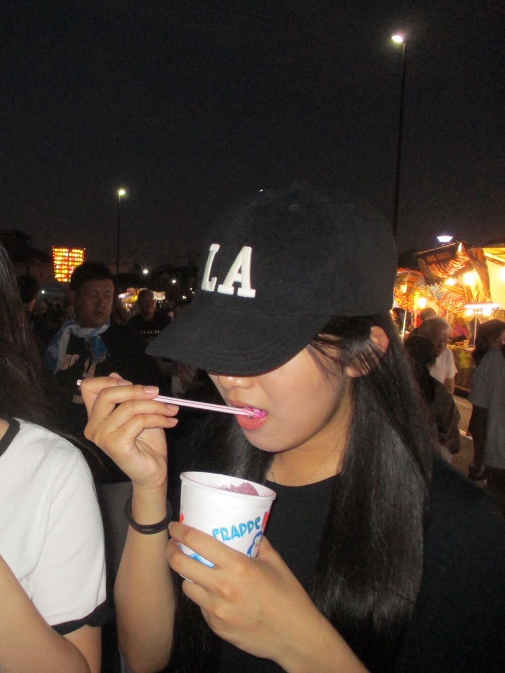 ブラック系のトップス、ブルー系のデニムパンツ、ブラック系のバッグを着用したレディースの秋コーディネートの4枚目の写真