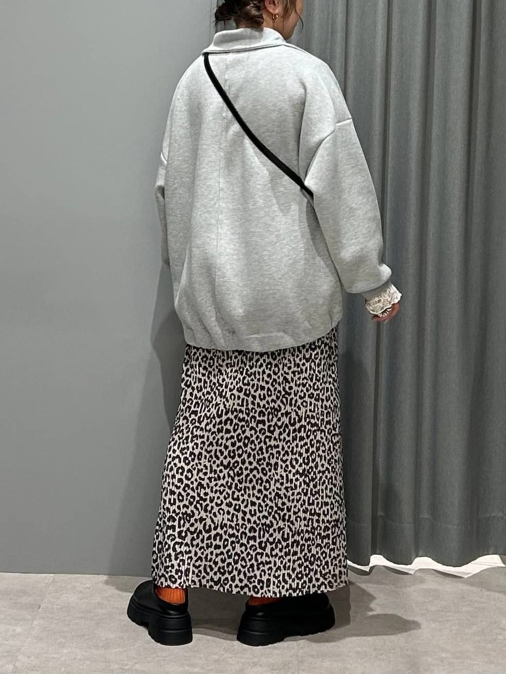 ブラック系のその他シューズ、ホワイト系のシャツ/ブラウス、グレー系のカーディガン/ボレロを着用したレディースの春コーディネートの4枚目の写真