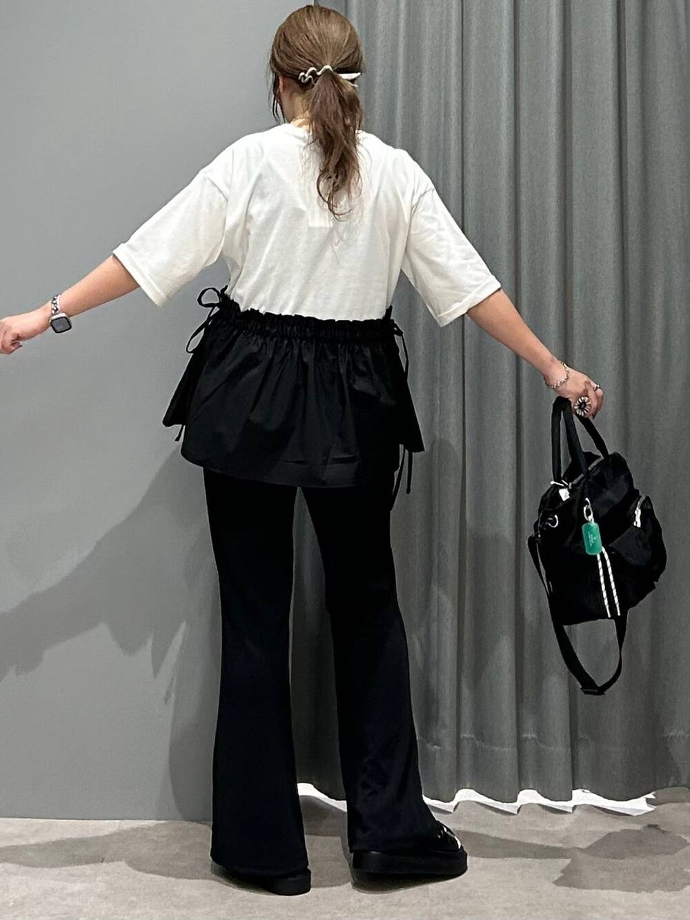 ブラック系のトートバッグ、ブラック系のサンダル、ブラック系のその他パンツを着用したレディースの春コーディネートの5枚目の写真