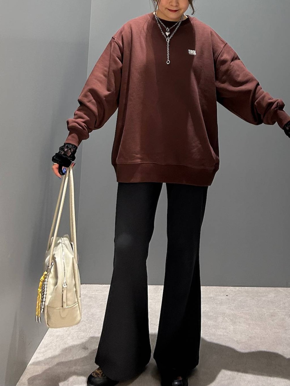 グレー系のその他パンツ、ホワイト系のボストンバッグ、その他のパンプスを着用したレディースの冬コーディネートの8枚目の写真