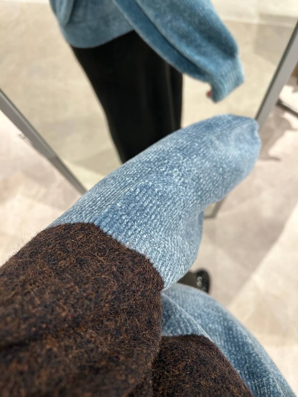 ブラック系のスカート、ブラック系のその他シューズ、ブラック系のニット/セーターを着用したレディースの秋コーディネートの5枚目の写真