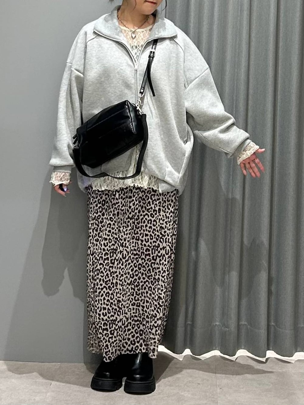 ブラック系のその他シューズ、ホワイト系のシャツ/ブラウス、グレー系のカーディガン/ボレロを着用したレディースの春コーディネートの8枚目の写真