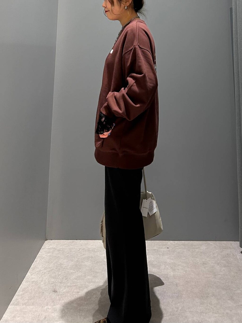 グレー系のその他パンツ、ホワイト系のボストンバッグ、その他のパンプスを着用したレディースの冬コーディネートの7枚目の写真